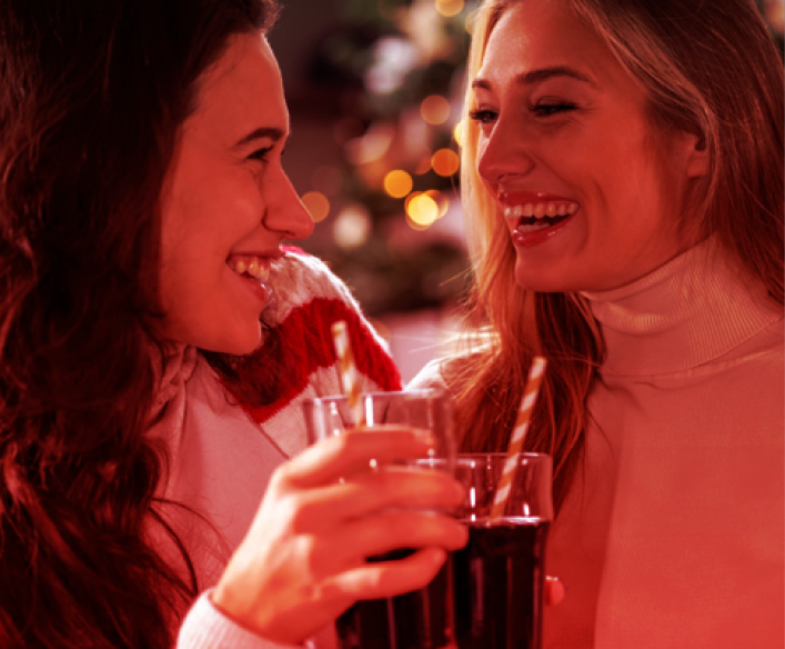 Personas brindando con Coca Cola